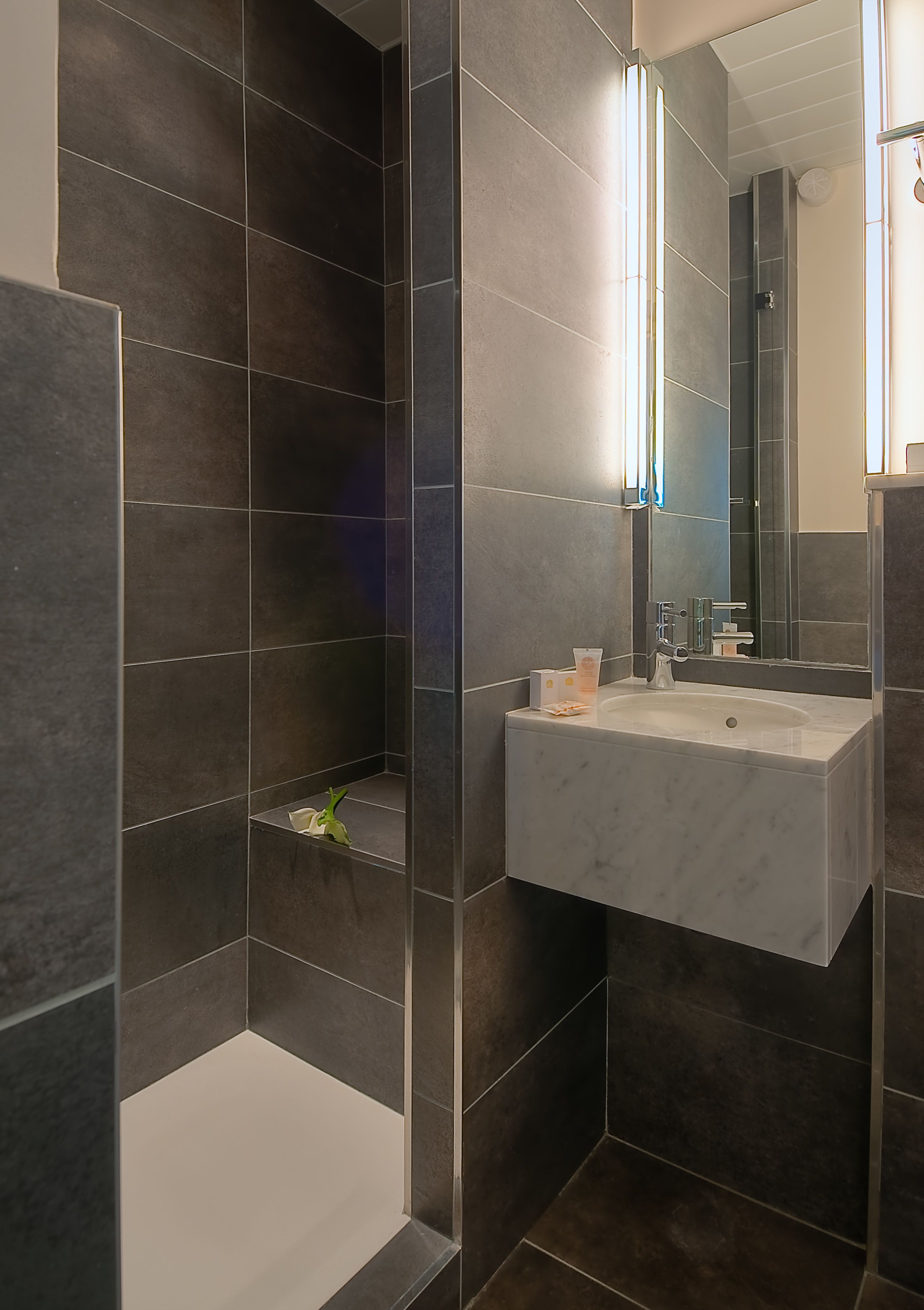 Chambre avec lits jumeaux | Salle de bain | Articles de toilette gratuits, sèche-cheveux, serviettes fournies
