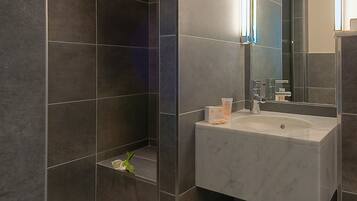 Chambre avec lits jumeaux | Salle de bain | Articles de toilette gratuits, sèche-cheveux, serviettes fournies
