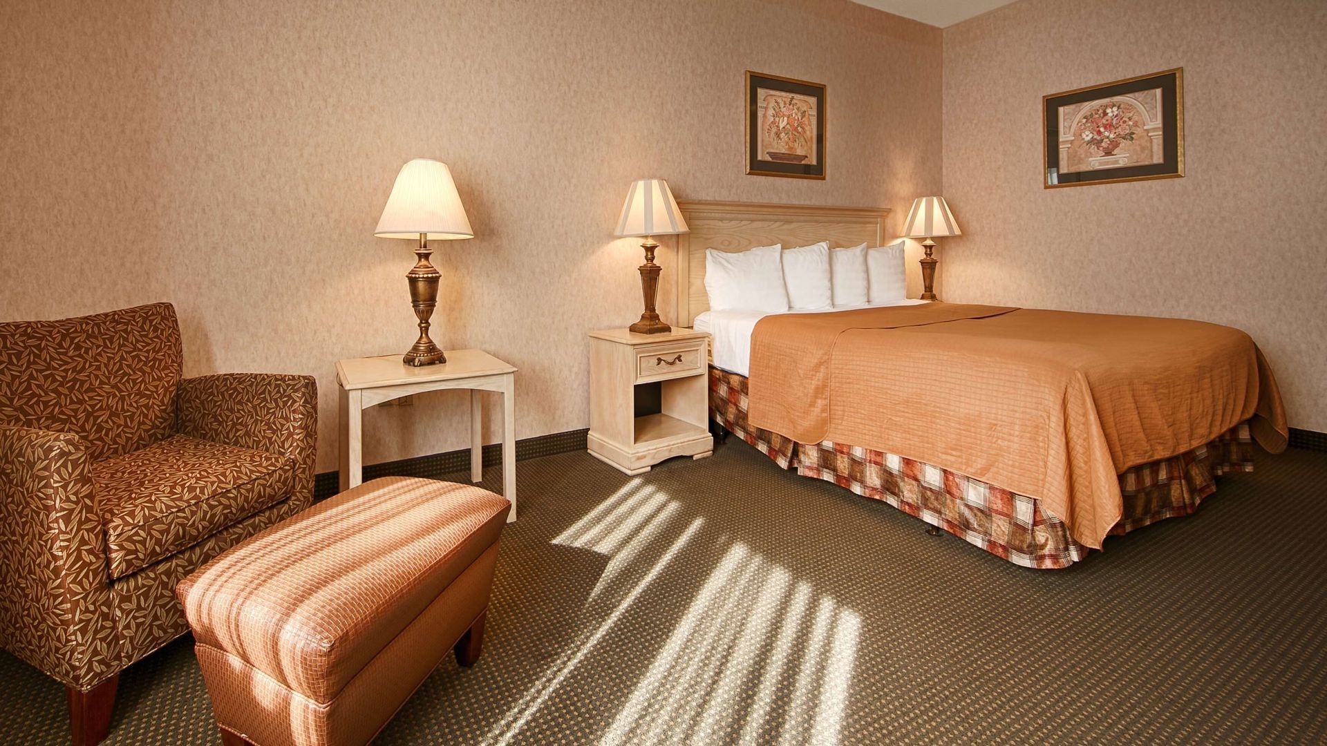 مكتب ومساحة عمل للكمبيوتر المحمول ومكواة/لوح كي وواي فاي