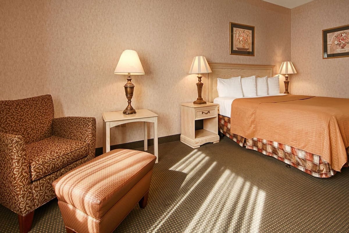 مكتب ومساحة عمل للكمبيوتر المحمول ومكواة/لوح كي وواي فاي