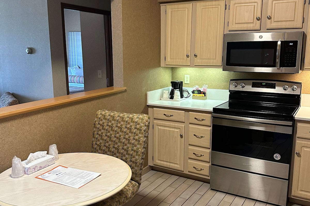 Suite, 1 letto king, non fumatori, cucina (Full Kitchen) | Una scrivania, postazione laptop, ferro/asse da stiro