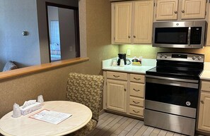 1 habitación, escritorio y espacio para trabajar con laptop 