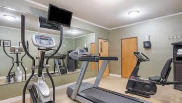 Ein Fitnessstudio mit Laufbändern, Crosstrainern und Ergometer.