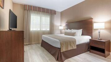 Suite, 1 Tempat Tidur King, Bebas Asap Rokok, balkon (Separate Living Room) | Meja kerja, ruang kerja ramah laptop, dan setrika/meja setrika