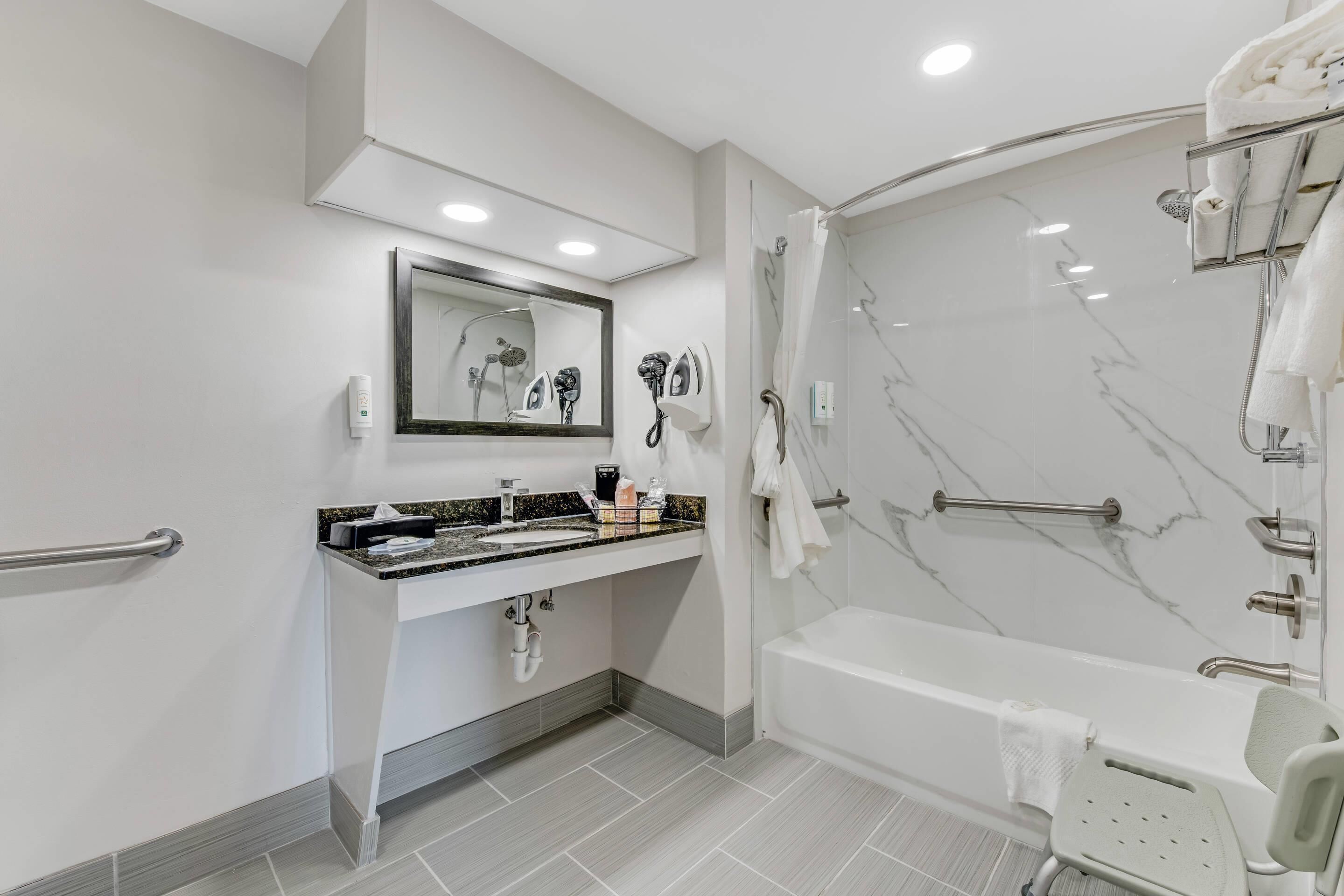 Une salle de bain moderne avec une baignoire, une douche et un meuble-lavabo.