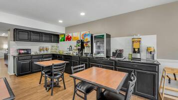 朝食 (コンチネンタル ブレックファスト)、毎日提供 (無料)