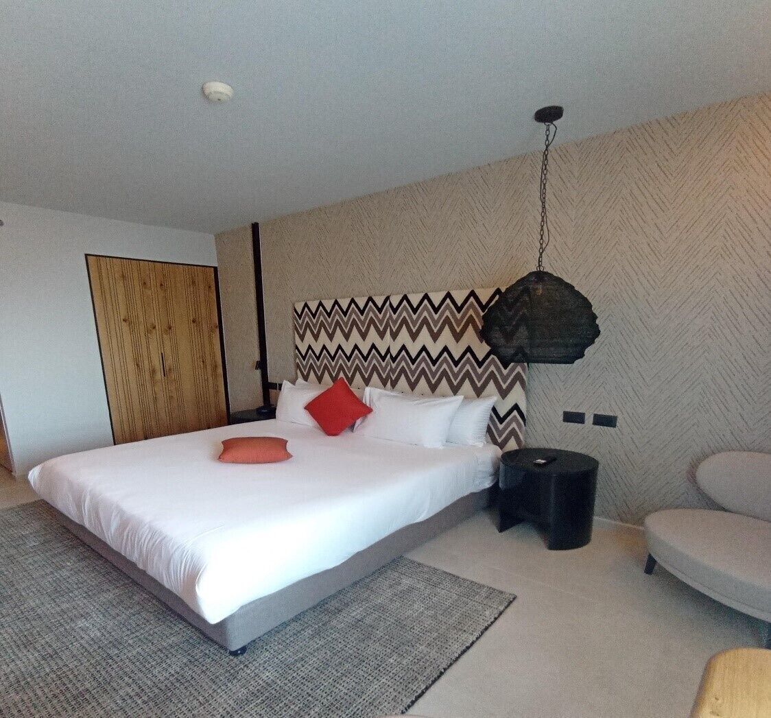 Minibar, in-room safe, desk, iron/ironing board