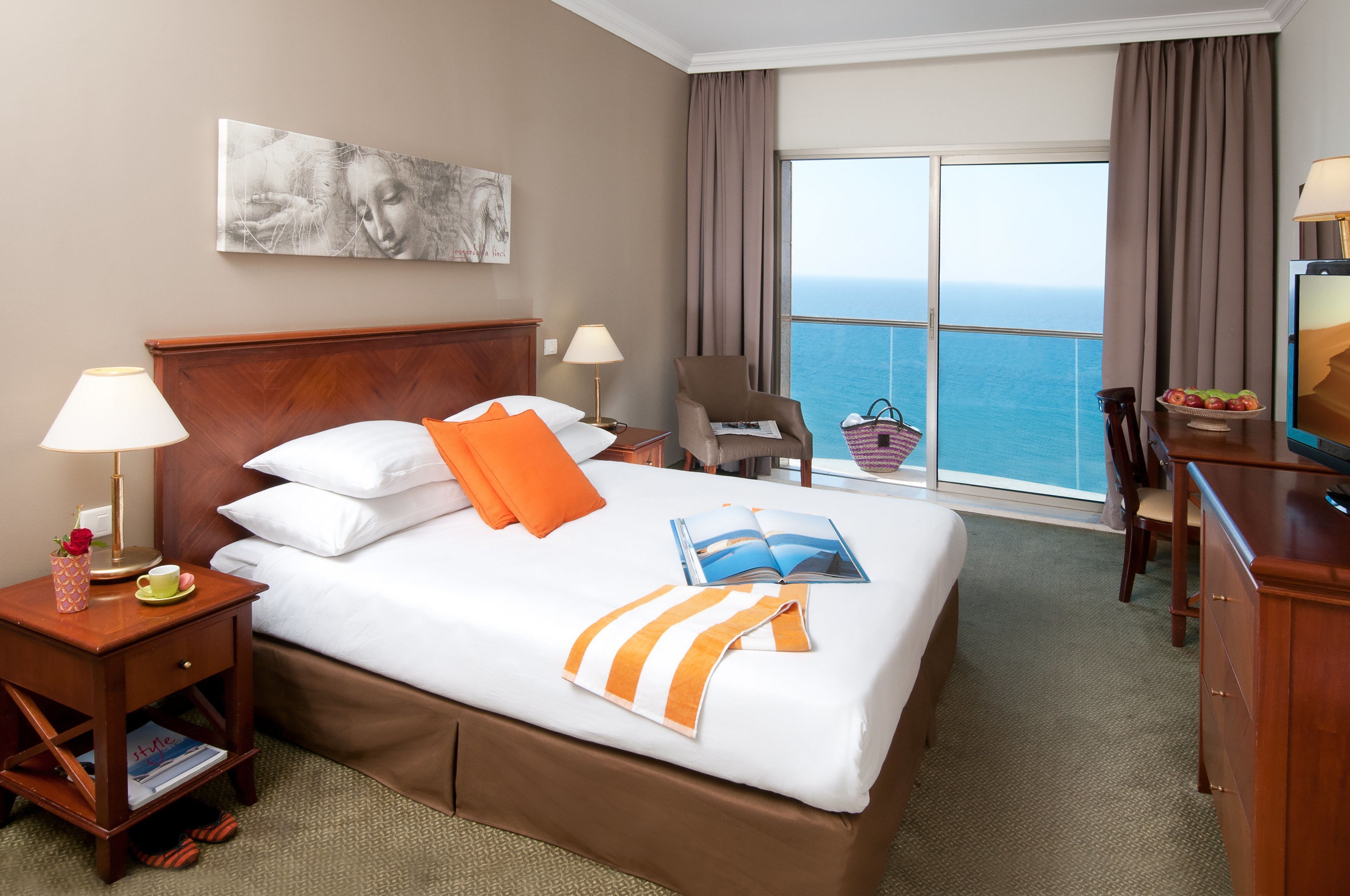 Minibar, in-room safe, desk, iron/ironing board