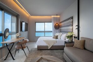 Habitación ejecutiva | Minibar, caja de seguridad en la habitación y escritorio