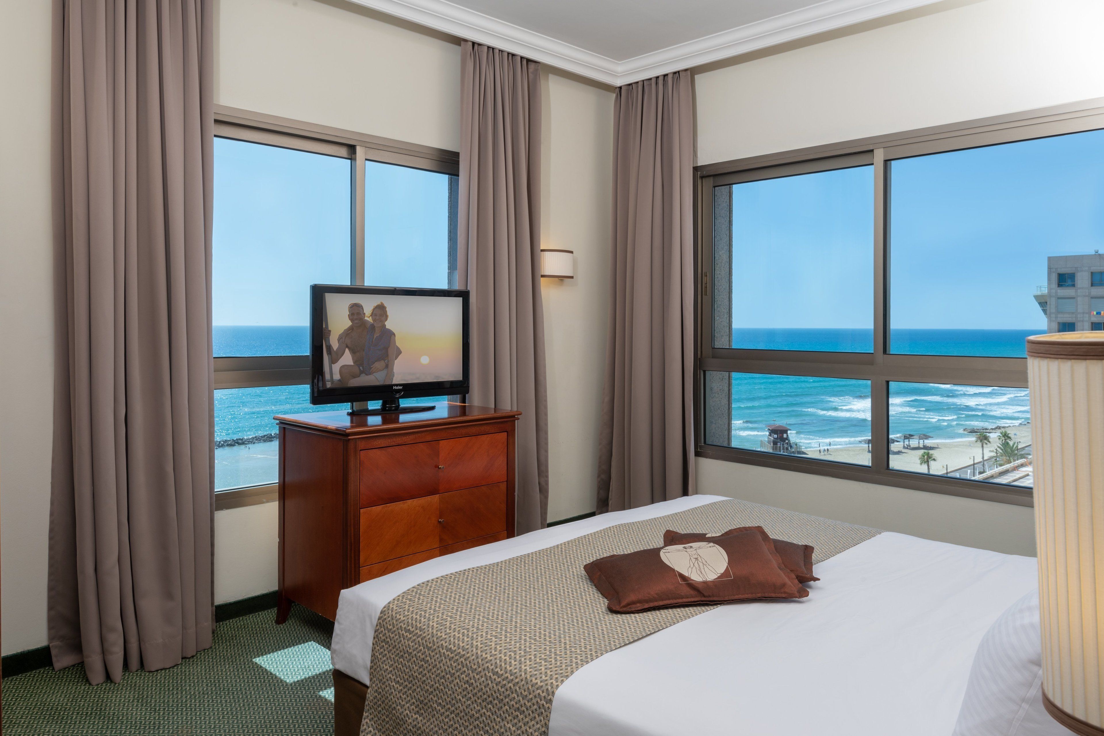 Minibar, in-room safe, desk, iron/ironing board