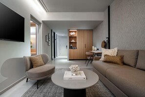 Suite Deluxe, vista al mar | 1 habitación, minibar, caja de seguridad en la habitación y escritorio 