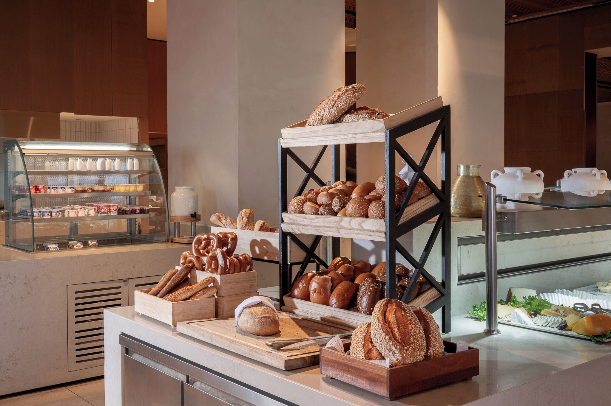 Une vitrine de boulangerie présentant une variété de pains et de pâtisseries.
