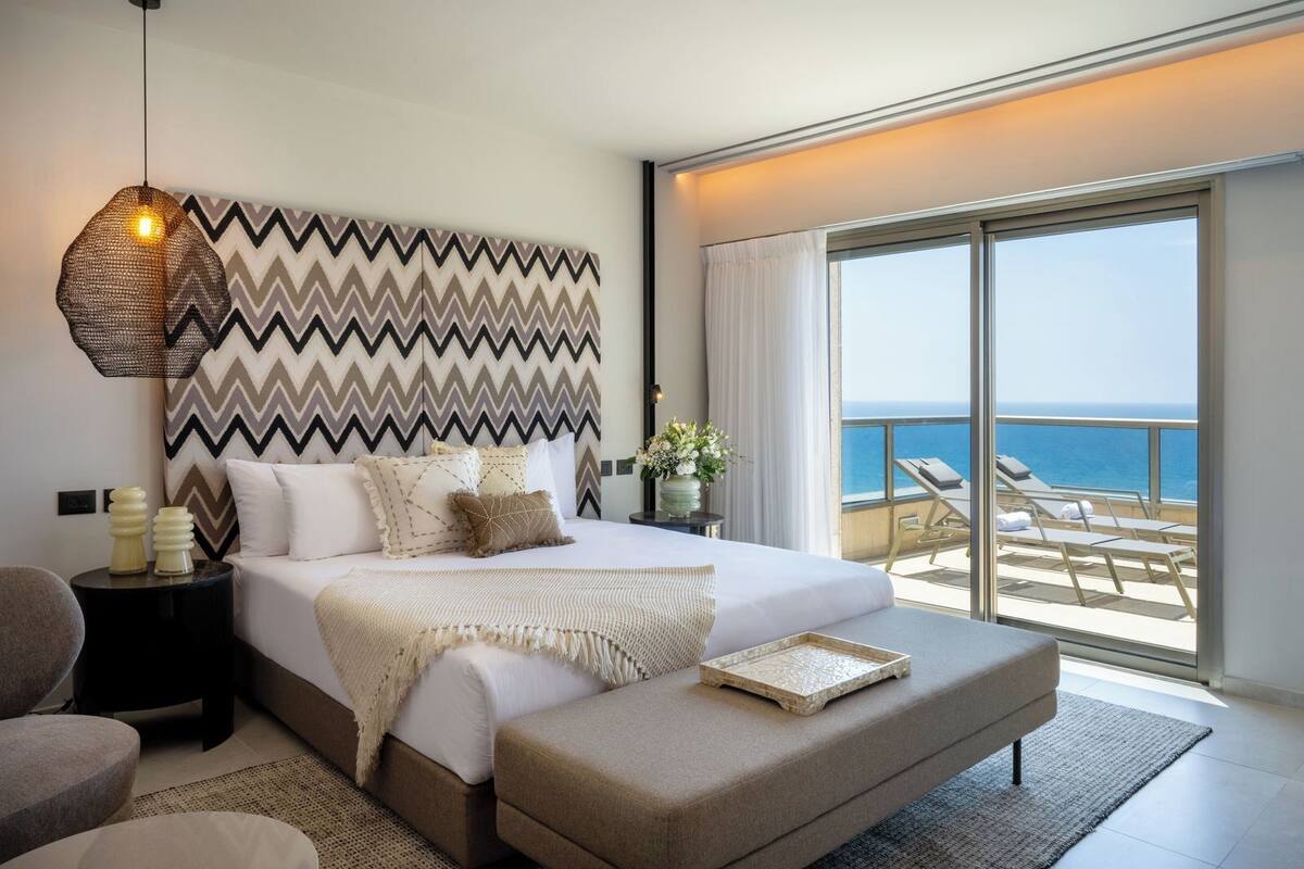 Deluxe Panoramic Room | Minibar, in-room safe, desk, iron/ironing board (on request)