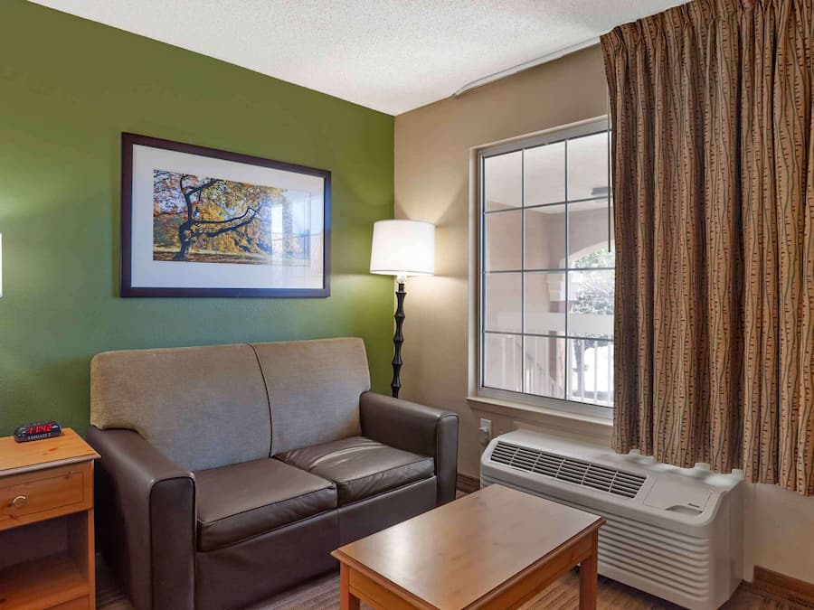 Biancheria da letto di alta qualità, una scrivania, postazione laptop