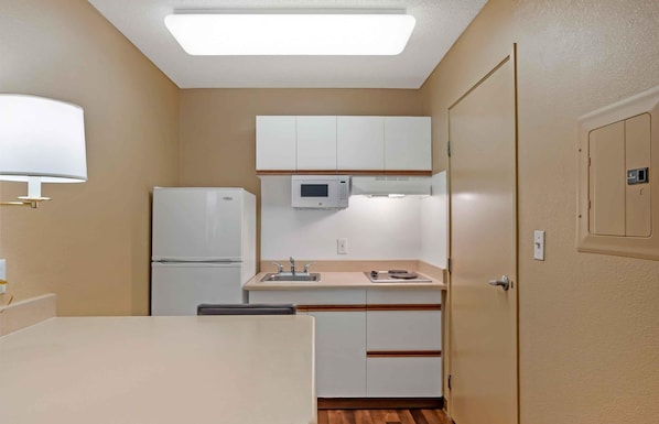 Studio, 1 Queen Bed, Non Smoking | Private kitchen | Coffee/tea maker, fridge, microwave, stovetop - Extended Stay America San Diego - Sorrento Mesa (San Diego)