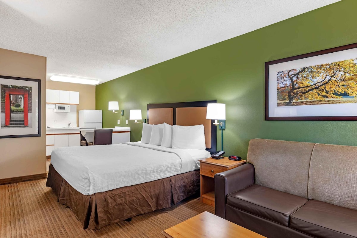 Deluxe Studio, 1 King Bed with Sofa bed, Non Smoking | Premium bedding, desk, laptop workspace, iron/ironing board