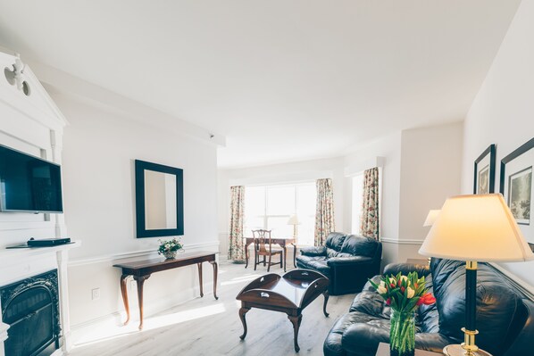 جناح تنفيذي - سرير ملكي - منظر للميناء | ميني بار ومكتب ومكواة/لوح كي وواي فاي مجانًا