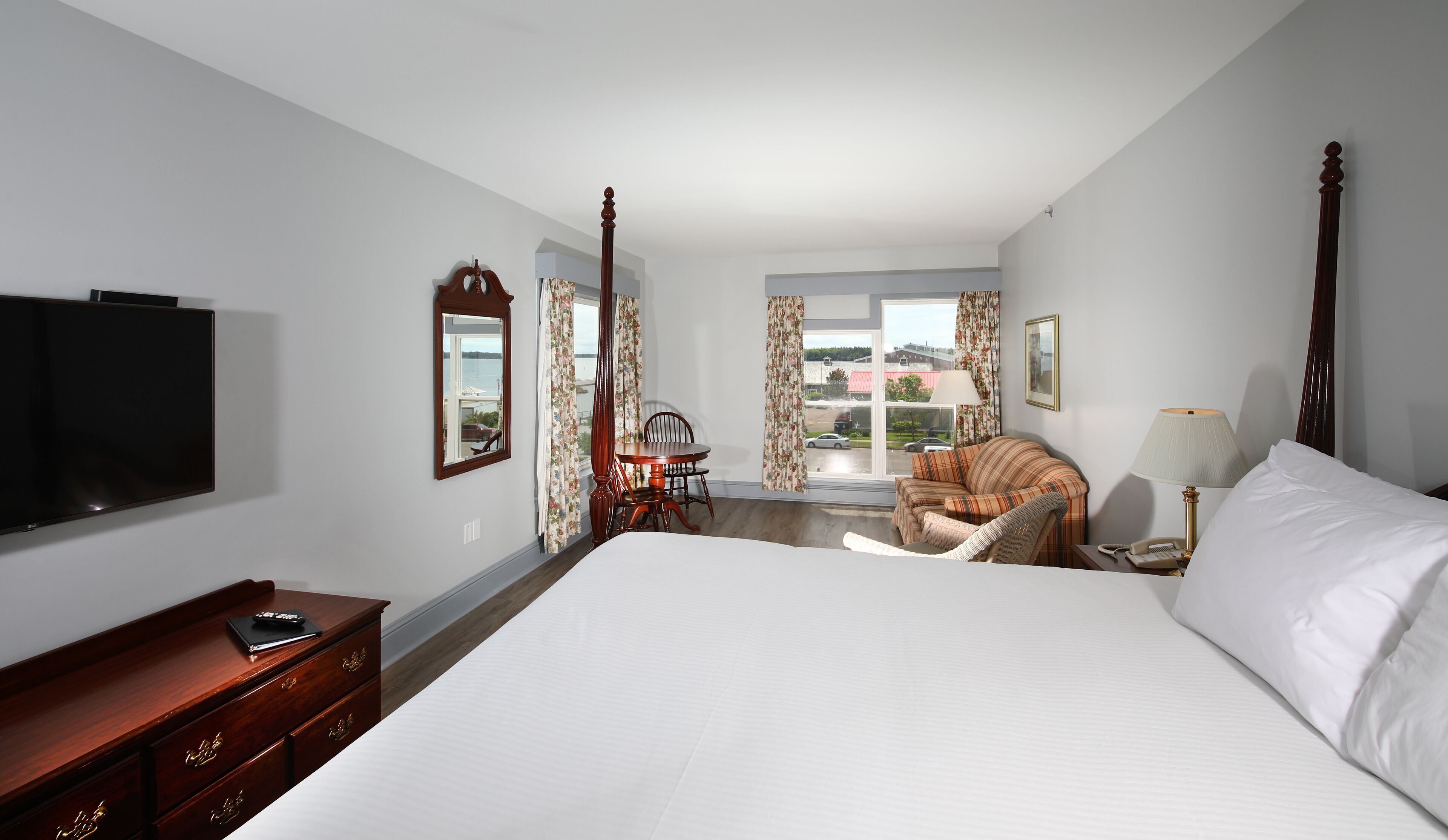 迷你吧、書桌、熨斗/熨衣板、免費無線上網