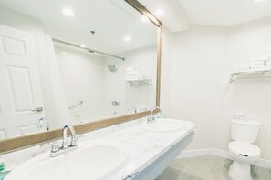 Suite ejecutiva, 1 cama de matrimonio grande, vistas al puerto | Baño | Ducha y bañera combinadas y artículos de higiene personal gratuitos