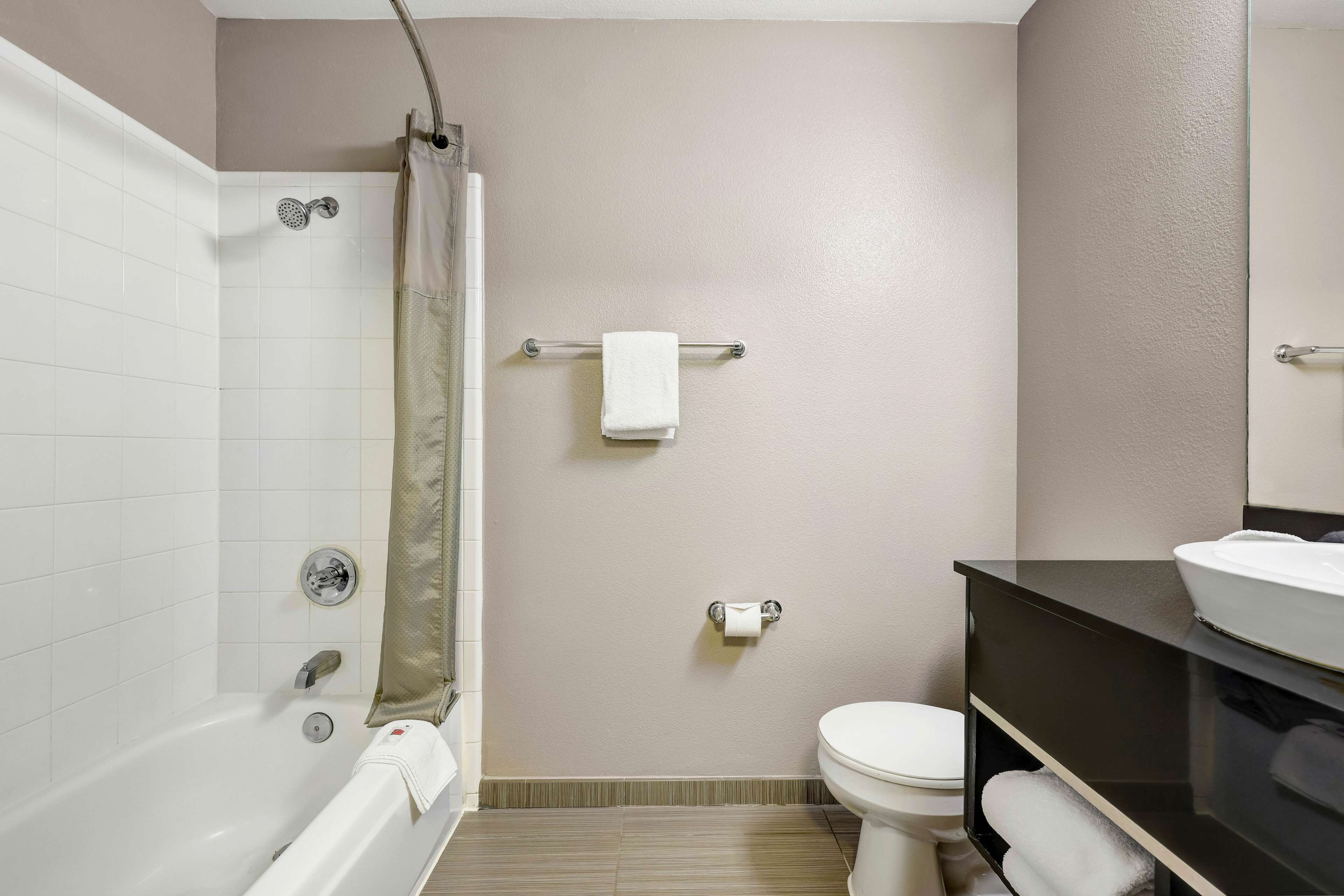 Bañera con ducha, toallas