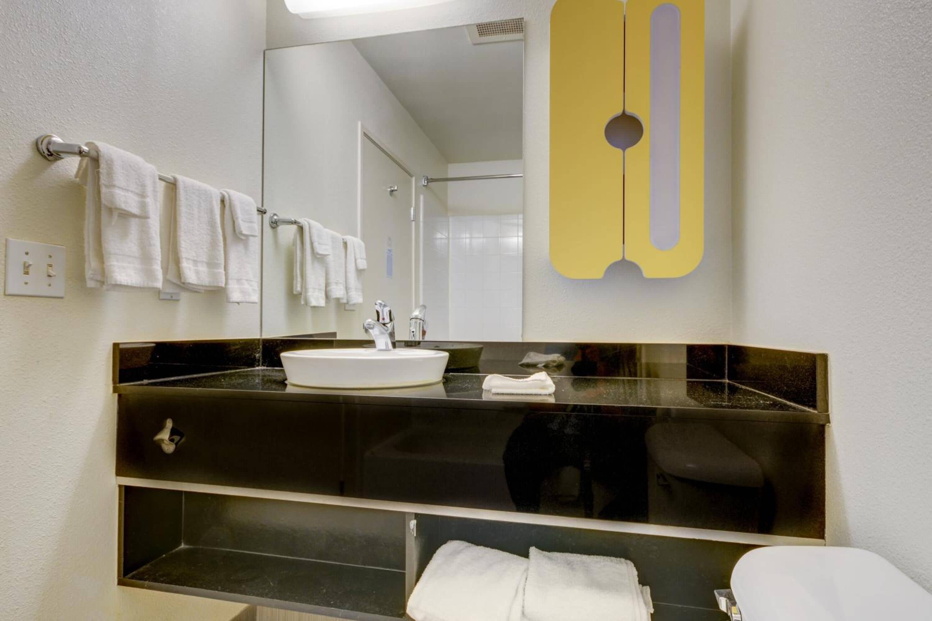 Combined shower/tub, towels