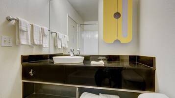 Combined shower/tub, towels