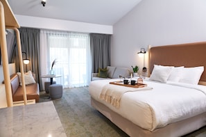 Alpine Kitchen Suite, 1 King | In-room safe, blackout drapes, iron/ironing board, free WiFi