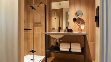 Produtos de toalete biodegradáveis, secador de cabelo, toalhas de banho