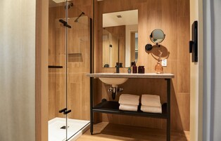 Eco-friendly toiletries, hair dryer, towels