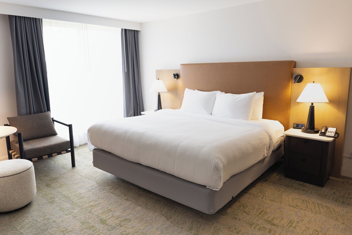 Renovated Woodland Balcony - 1 King | In-room safe, blackout curtains, iron/ironing board, free WiFi