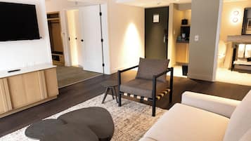 Safe på rommet, blendingsgardiner og strykejern/-brett