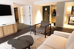 Caja de seguridad en la habitación y cortinas blackout