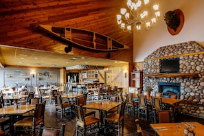 2 restaurants, breakfast served