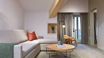 VÀrdeförvaringsskÄp pÄ rummet och mörklÀggningsgardiner