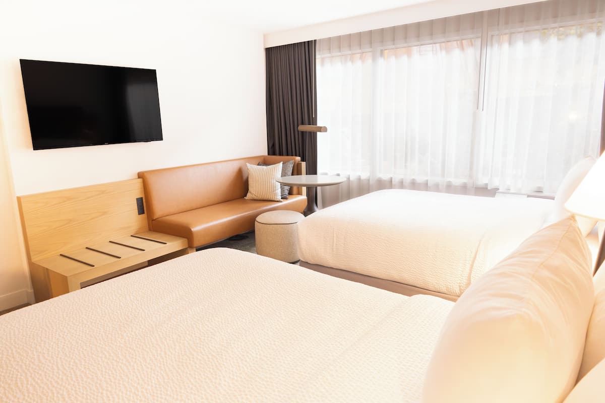 Renovated Woodland Atrium- 2 Double | In-room safe, blackout curtains, iron/ironing board, free WiFi