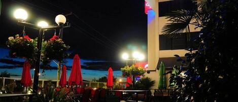 Breakfast, lunch, dinner served; American cuisine, pool views