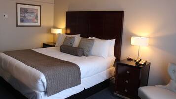 Habitación estándar, 1 cama King size, refrigerador y microondas | Ropa de cama de alta calidad, camas con pillow-top y escritorio