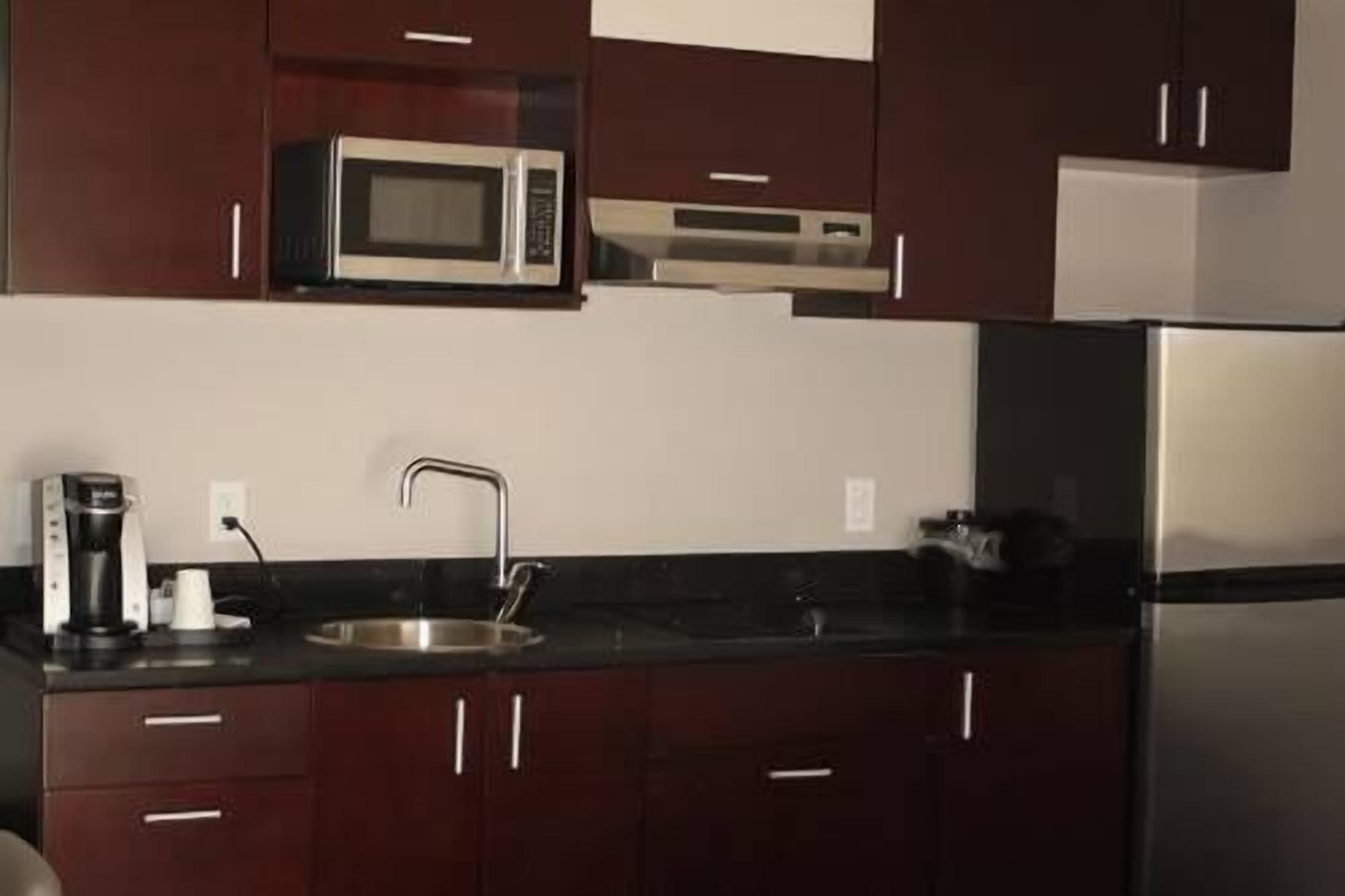 ห้องดีลักซ์สตูดิโอสวีท, วิวสวนหย่อม, ติดสวนหย่อม | ครัวขนาดเล็กส่วนตัว | ตู้เย็น, ไมโครเวฟ, เครื่องชงกาแฟ/ชา