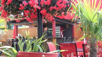 Se sirven desayunos, comidas y cocina americana con vista a la alberca