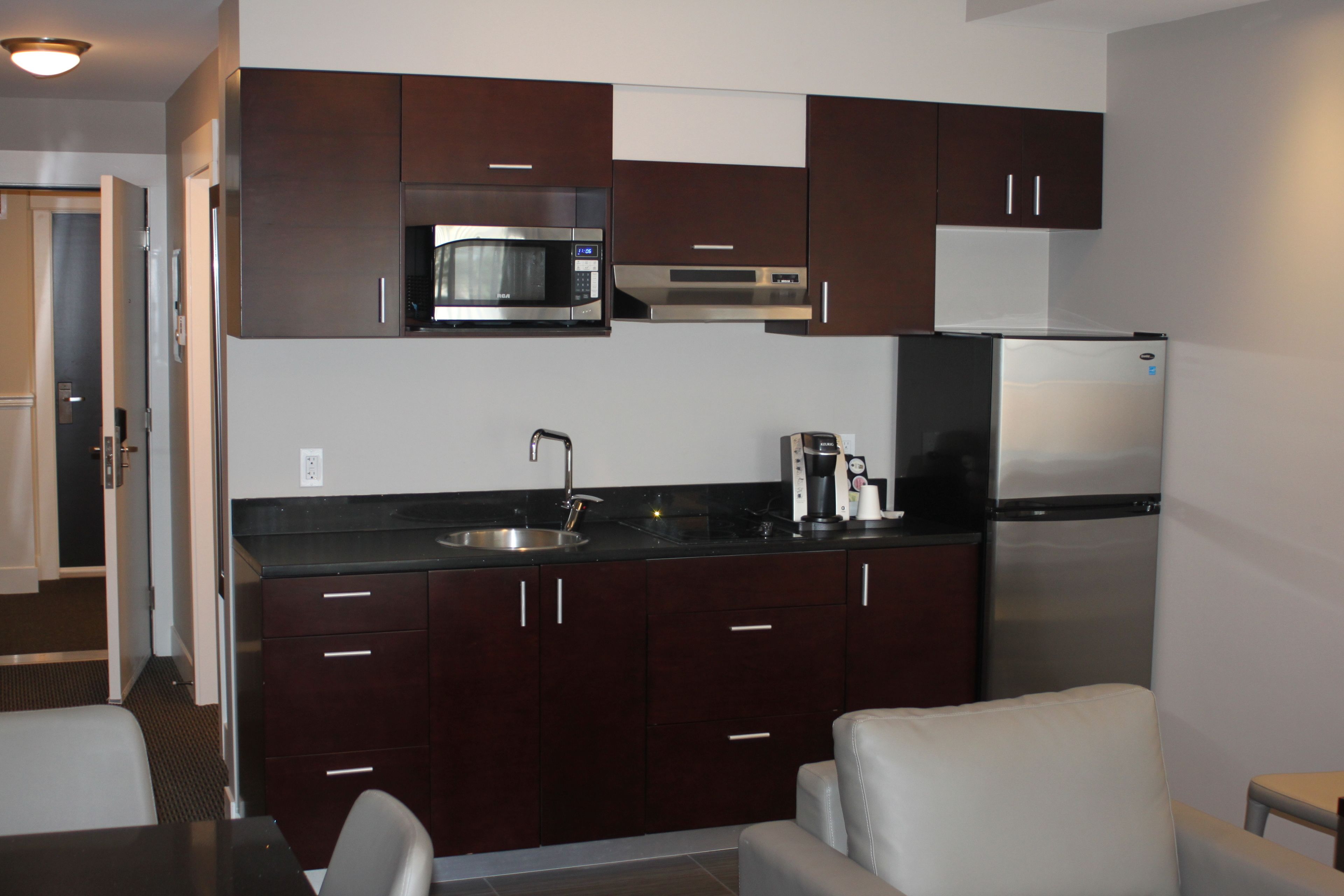 deluxe suite, 1 bedroom, kitchenette | private kitchenette | fridge, microwave, coffee/tea maker