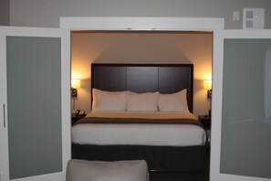 Deluxe Suite, 1 Bedroom, Kitchenette | Living area | 32-inch flat-screen TV with digital channels, TV