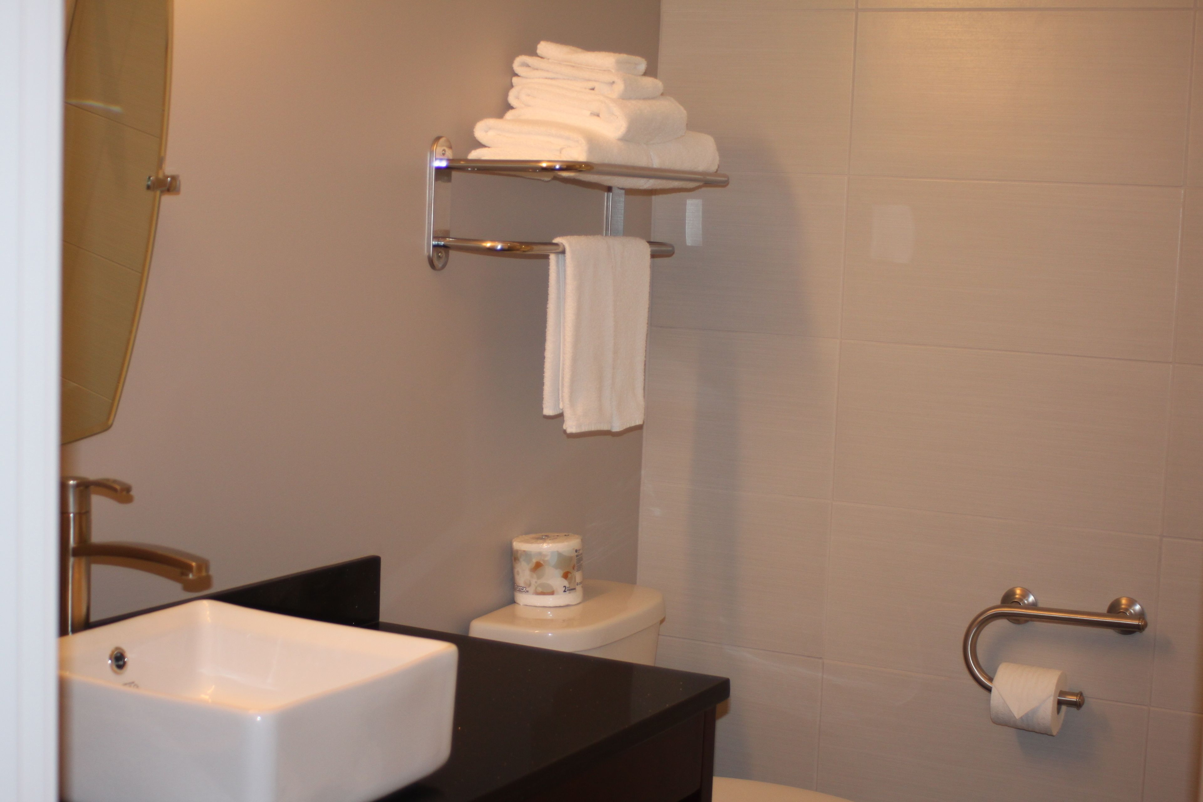 deluxe suite, 1 bedroom, kitchenette | bathroom sink