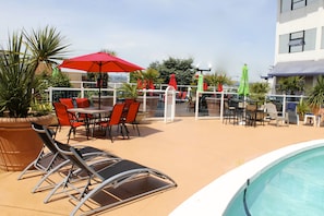 Piscine extérieure, parasols de plage
