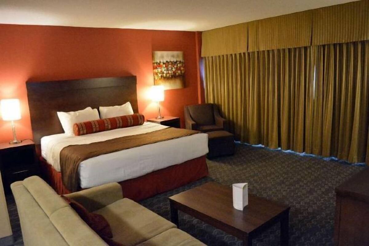 Caja de seguridad en la habitación, escritorio y cortinas blackout