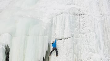 Una persona escalant el gel en una paret de gel alta i vertical.