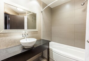 Chambre économique, 2 grands lits | Salle de bain | Ensemble baignoire-douche, articles de toilette écologiques