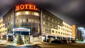 A hotel with a reception area, multiple parking spaces, and a modern architectural design. - Ambassadeur Hotel (Québec City)