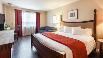 Bureau, rideaux occultants, fer et planche à repasser