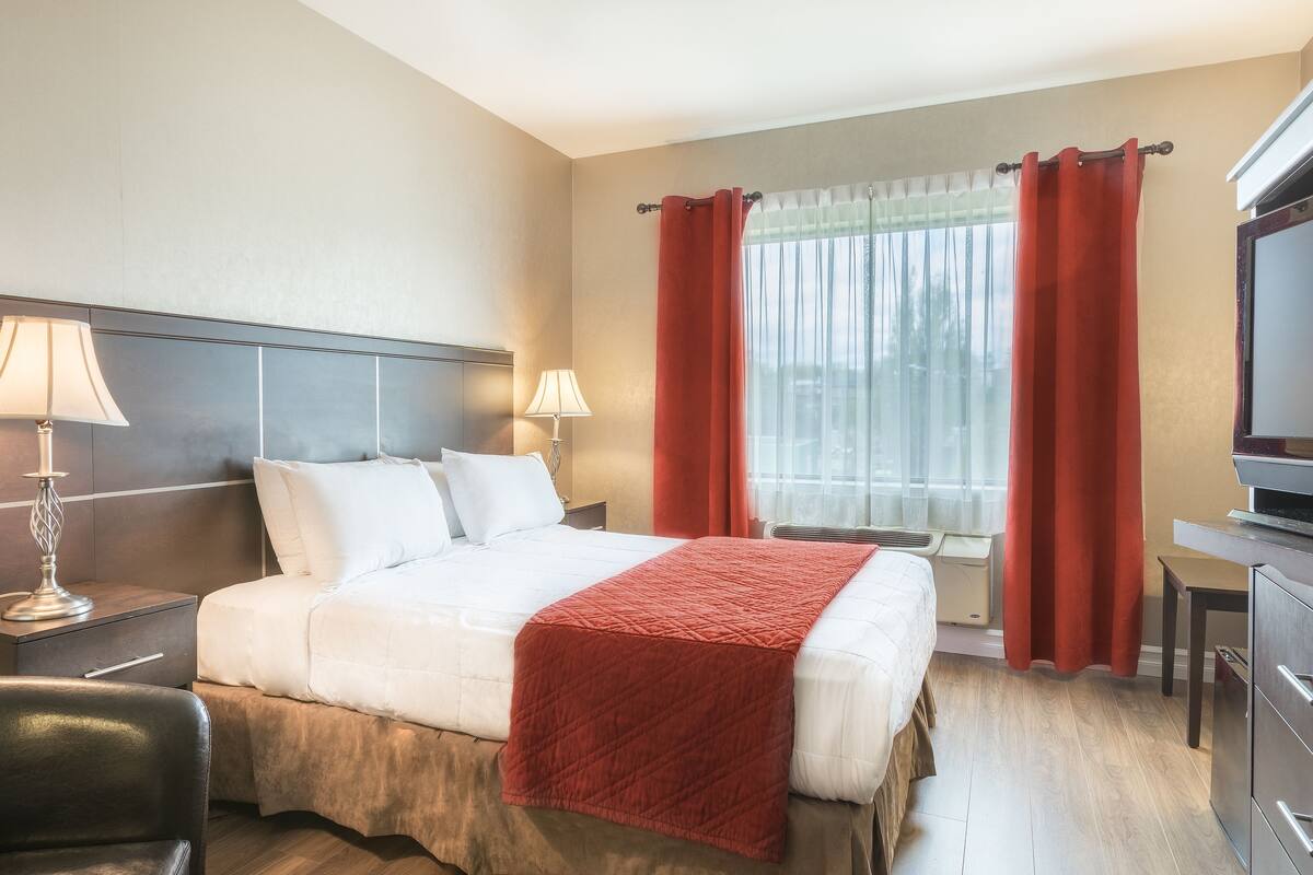 Economy Room, 1 Queen Bed | Desk, blackout drapes, iron/ironing board, cribs (surcharge)