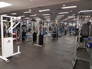 Gym - Howard Johnson by Wyndham Nanaimo Harbourside (Nanaimo)